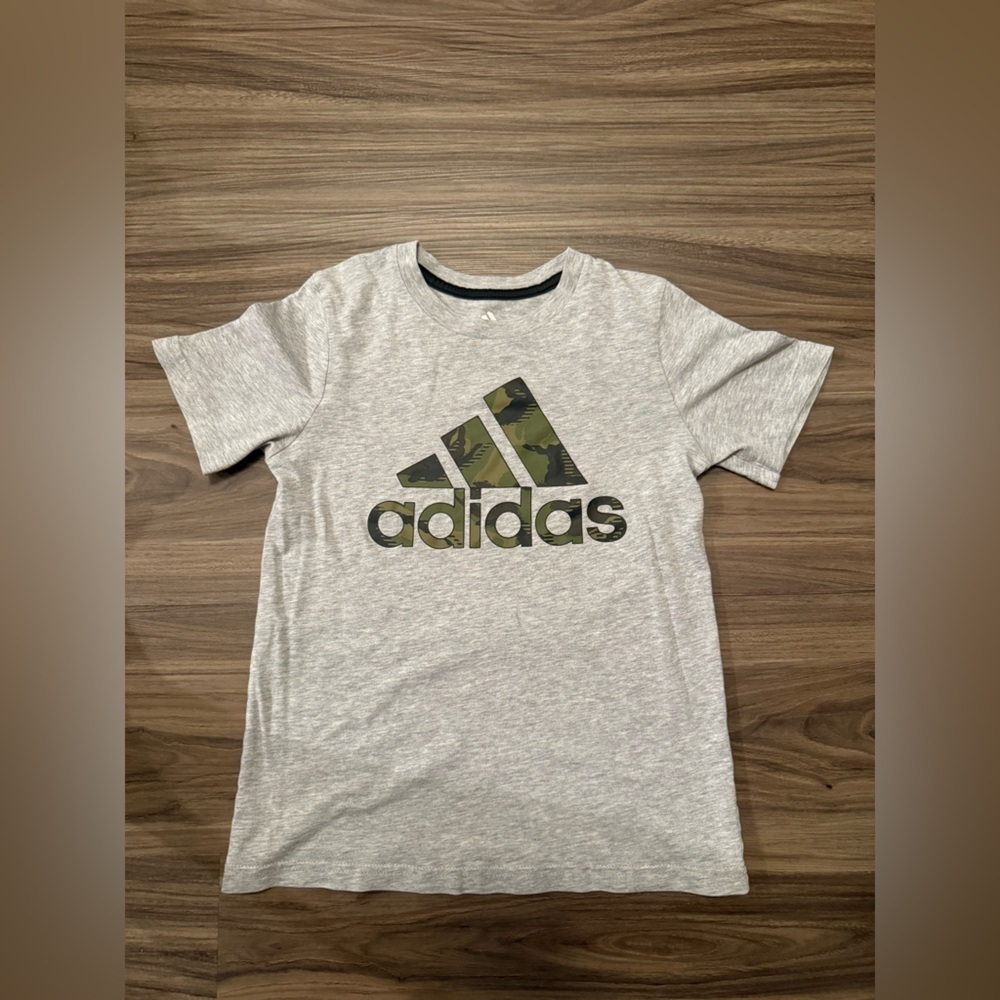 Adidas Kids Gray Tee with Camo Logo size 6